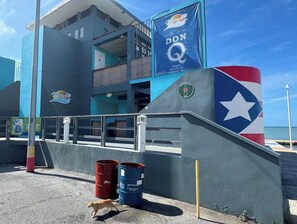 Un bâtiment aux couleurs bleu et blanc, orné d’une enseigne avec les lettres « DONQ » et d’un emblème en forme d’étoile.