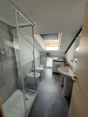 Shower, hair dryer, bidet, towels - Cozy apartment in the center of Naples, 700 meters from the central station (Napoli)