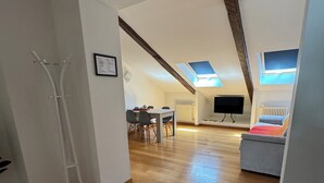 Amplio loft con techos altos, vigas de madera a la vista y tragaluces.