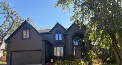 Near Kansas City , 4BD, house, Hot Tub, FIFA World Cup, HOA pool, golf cart