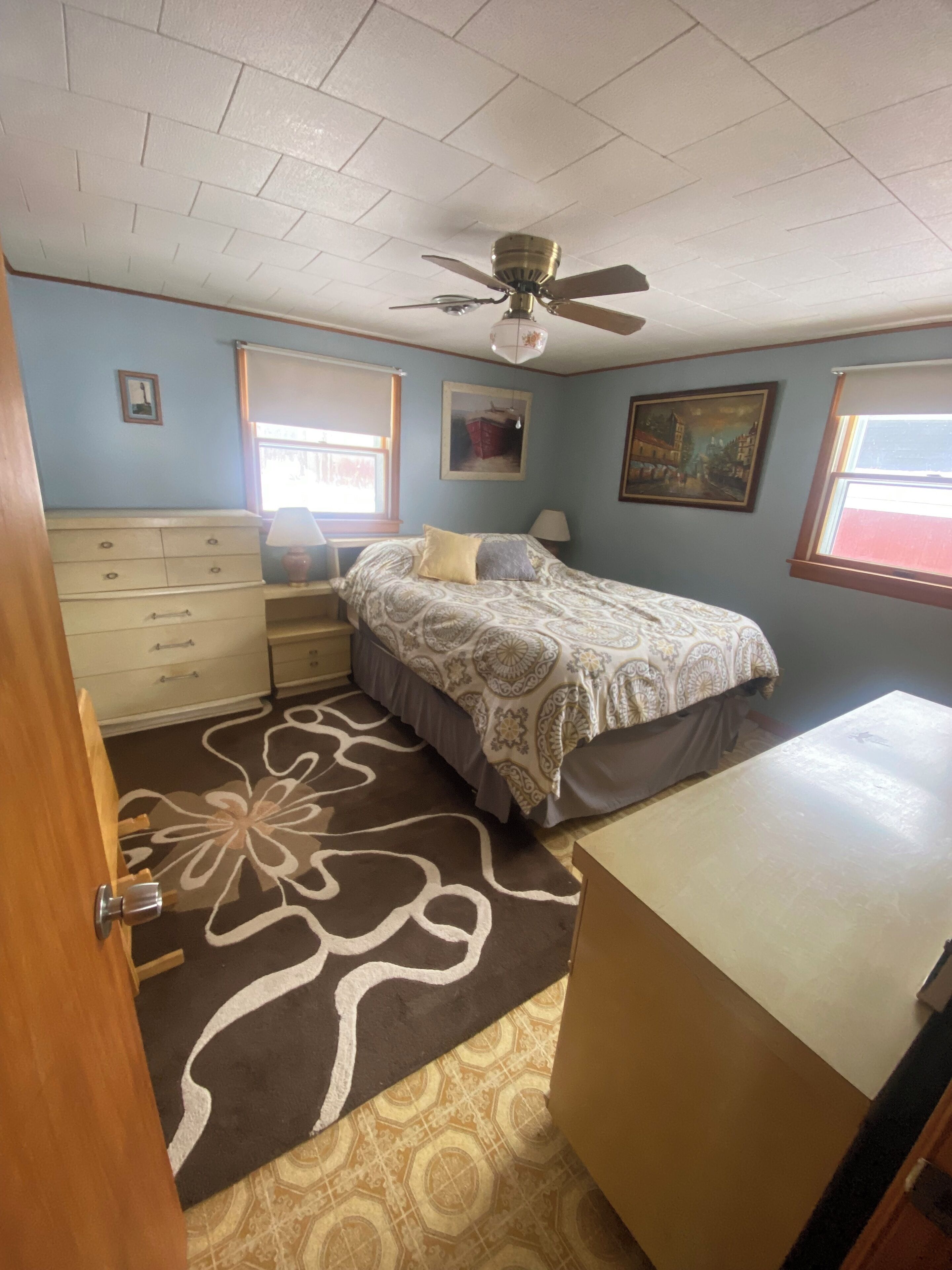 3 bedrooms, iron/ironing board, WiFi, bed sheets