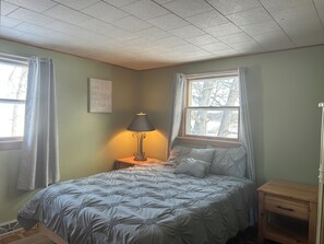 3 bedrooms, iron/ironing board, WiFi, bed sheets - Oneida Lakefront Camp perfect for Winter and Summer activities- Entire House (Bridgeport)