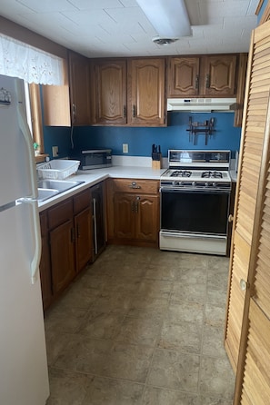 Microwave, oven, stovetop - Oneida Lakefront Camp perfect for Winter and Summer activities- Entire House (Bridgeport)