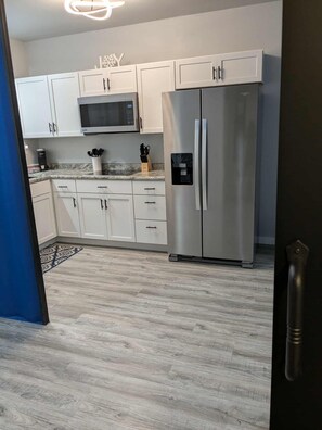 Microwave, stovetop, dishwasher - Blue Tin Inn - Charming 1-bedroom Shipping Container Home in French Lick (French Lick)