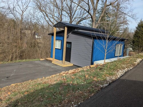 Blue Tin Inn - Charming 1-bedroom Shipping Container Home in French Lick