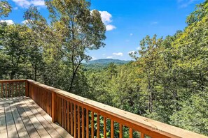 Property grounds - Lazy Bear Retreat with full range mountain views (Bryson)