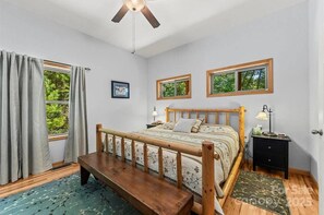 3 habitaciones, tabla de planchar con plancha, wifi y ropa de cama 