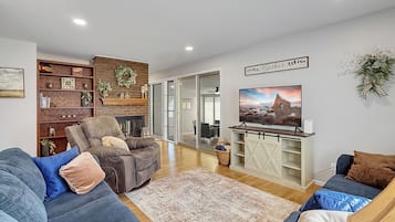 Älytelevisio, pöytäjalkapallopöytä, kirjoja