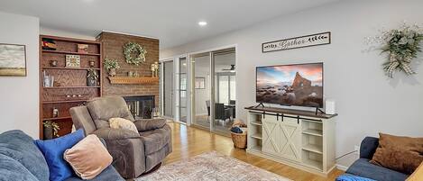 TV connectée, baby-foot, livres