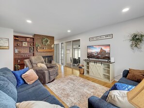 Smart-TV, Tischfußball, Bücher