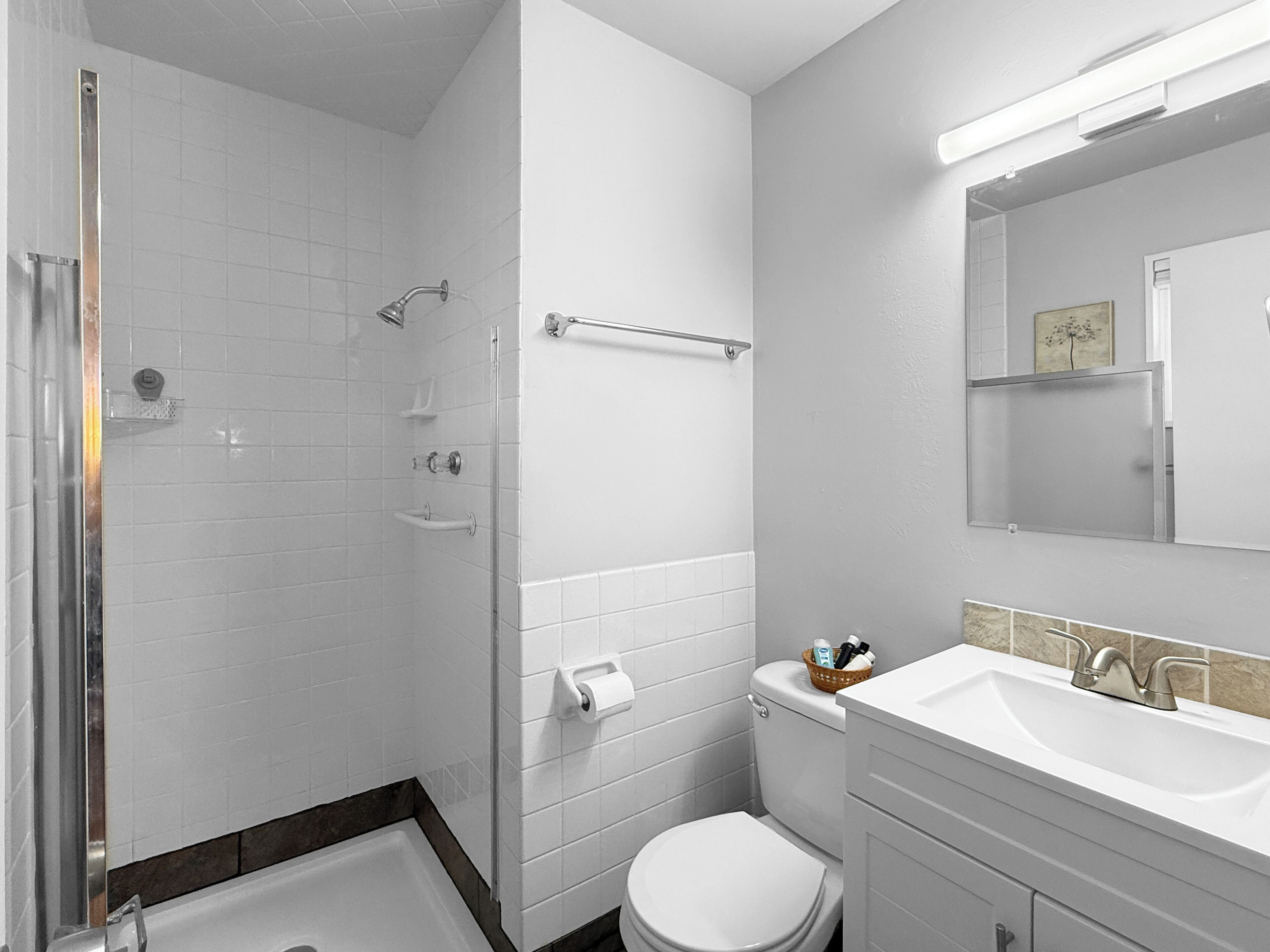 Suihku, hiustenkuivaaja, pyyhkeet, saippua