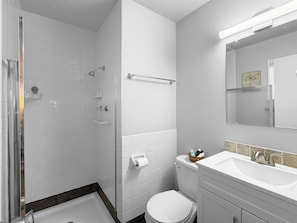 Suihku, hiustenkuivaaja, pyyhkeet, saippua