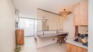 Eine moderne Küche mit Kochinsel, Holzschränken und eingebautem Herd.