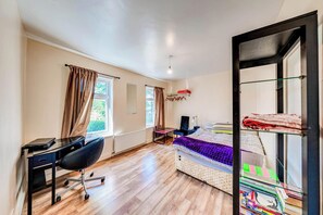 3 bedrooms, iron/ironing board, free WiFi, bed sheets - 3 Bed House - Sleeps 6 - Garden - Central London (London)