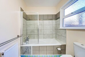 Combined shower/bathtub, deep-soaking bathtub, hair dryer, towels - 3 Bed House - Sleeps 6 - Garden - Central London (London)