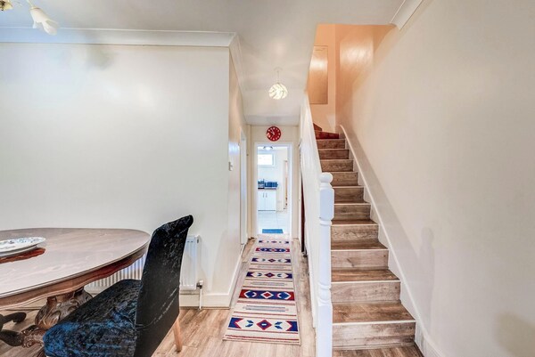3 Bed House - Sleeps 6 - Garden - Central London - Londen