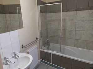 Ensemble douche/baignoire, baignoire relaxante profonde, sèche-cheveux