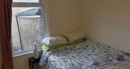 3 Bed House - Sleeps 6 - Garden - Central London