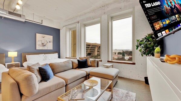 TV - Walk to Conv Center King Beds Free Valet Parking DT Dallas Skyline Gym Fast Wifi (Dallas)