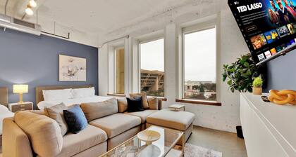 Walk to Conv Center King Beds Free Valet Parking DT Dallas Skyline Gym Fast Wifi