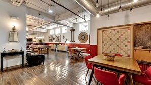 A spacious room with a pool table, red chairs, and a wooden dining table. - Dallas Skyline View Flat w/ Pool, Gym & Free Parking (Dallas)