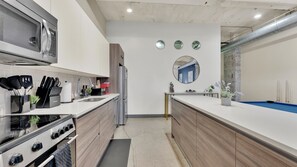 Een magnetron, een oven, een kookplaat, een vaatwasser