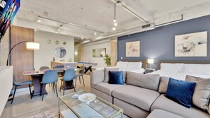 TV - Walk to Conv Center King Beds Free Valet Parking DT Dallas Skyline Gym Fast Wifi (Dallas)