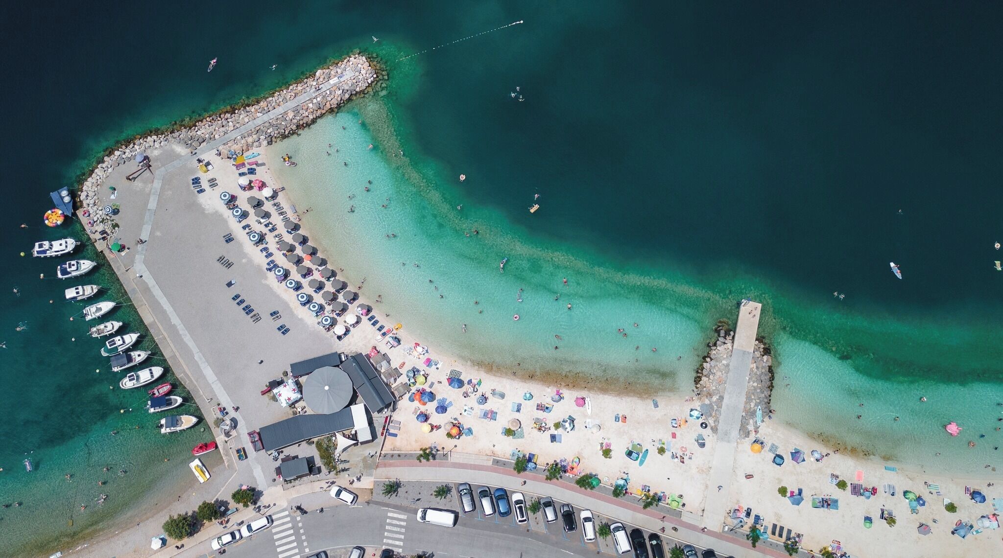 På stranden