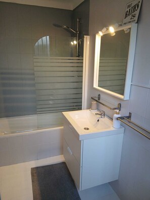 Shower, hair dryer, bidet, towels - House in first line of beach with spectacular sea views. (La Cala del Moral)