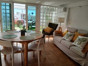 TV - House in first line of beach with spectacular sea views. (La Cala del Moral)