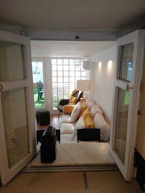 TV - House in first line of beach with spectacular sea views. (La Cala del Moral)