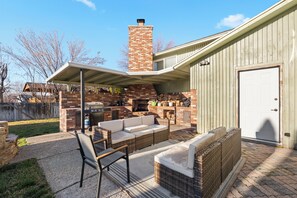 Terrace/patio - Spacious Quiet Classic Murray Home (Murray)