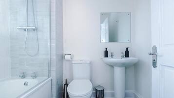 Hus, kjæledyr tillatt, hageutsikt | Bad