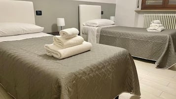 Quarto duplo standard, para não fumantes, banheiro compartilhado | Wi-Fi de cortesia, roupa de cama