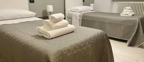 Kahden hengen standard-huone (kaksi sänkyä), tupakointi kielletty, jaettu kylpyhuone | Ilmainen Wi-Fi, vuodevaatteet