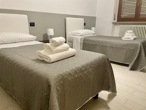 Standard Twin Room, Non Smoking, Shared Bathroom | Soundproofing, free WiFi, bed sheets - DOMUS PELLICCIAI (Verona)