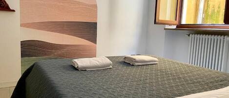 Standard Double Room, Non Smoking, Shared Bathroom | Free WiFi, bed sheets