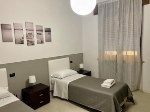 Standard-Zweibettzimmer, Nichtraucher, Gemeinschaftsbad | Schallisolierte Zimmer, kostenloses WLAN, Bettwäsche
