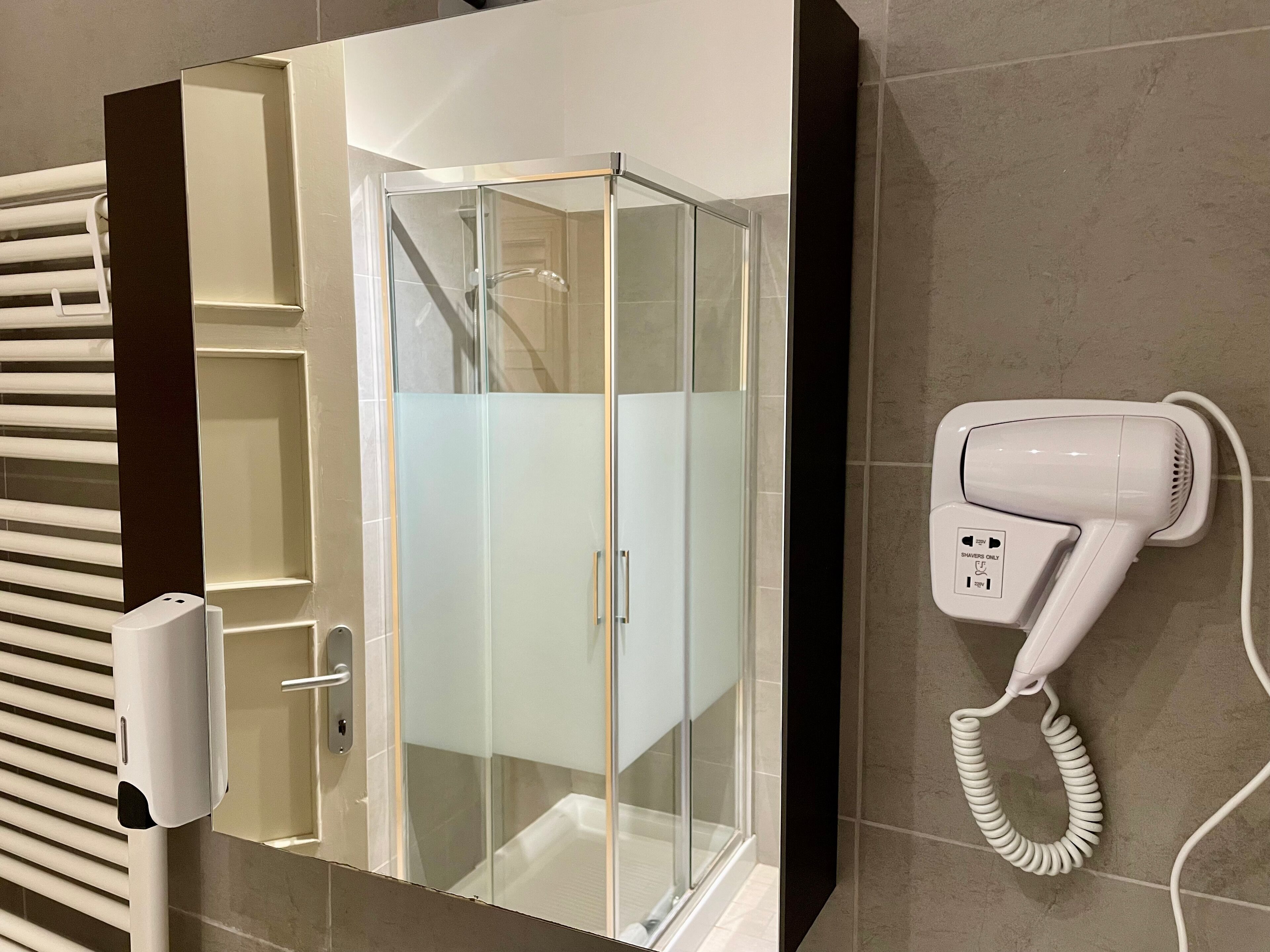 Dusche, Haartrockner, Handtücher, Seife