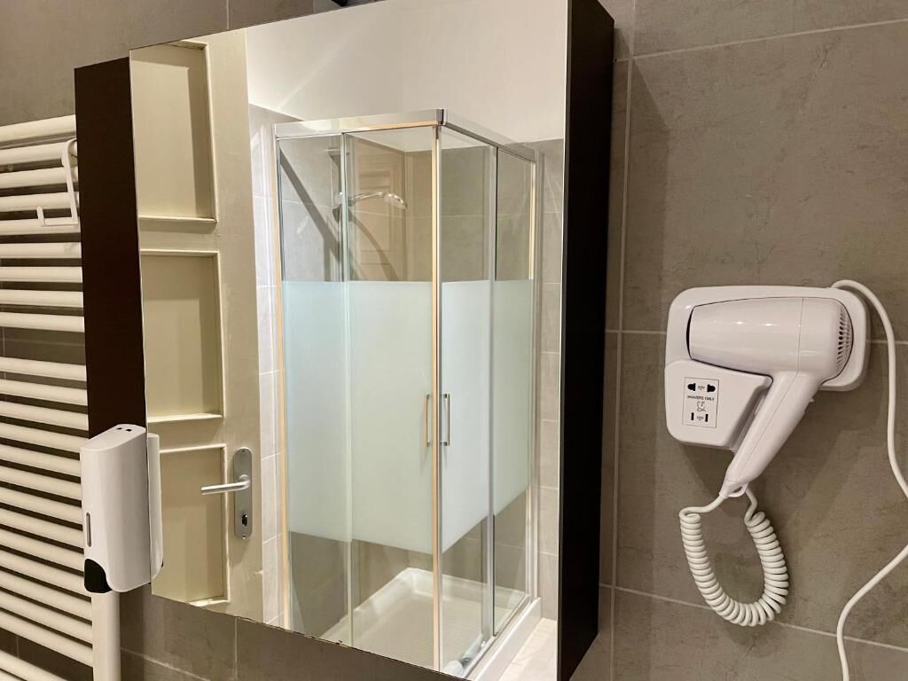 Een douche, een haardroger, handdoeken, zeep