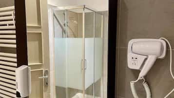 Een douche, een haardroger, handdoeken, zeep