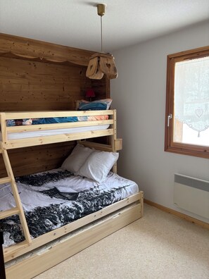 2 habitaciones y tabla de planchar con plancha 