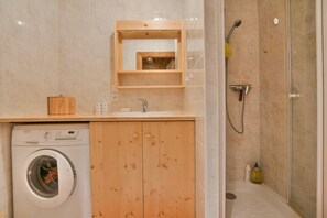 Shower, hair dryer, soap - Cosy 6-person apartment in Chinaillon (Le Grand-Bornand)