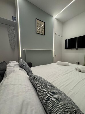 WiFi, bed sheets - Westfield London Apartments 2 (London)