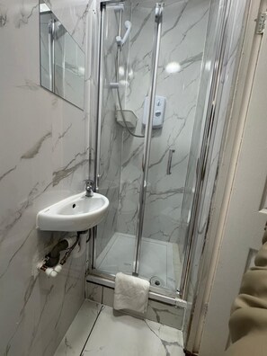 Hair dryer, towels, soap, toilet paper - Westfield London Apartments 2 (London)