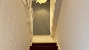 Una scala con gradini rivestiti di tappeto rosso che portano a una piattaforma.