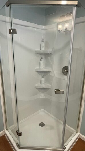 Een douche, een haardroger, handdoeken, zeep