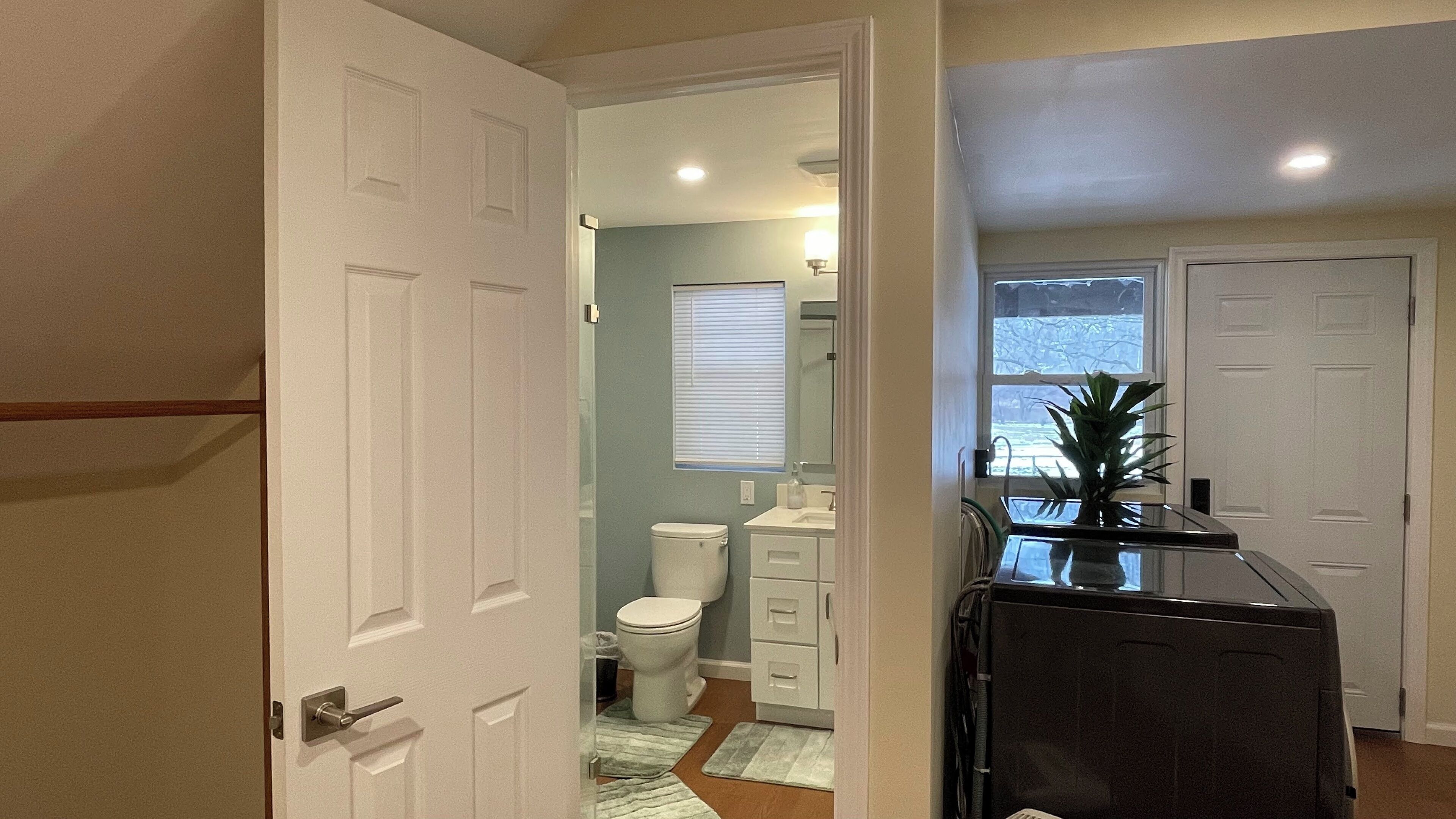 Dusj, hårføner, håndklær og såpe