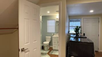 Dusj, hårføner, håndklær og såpe