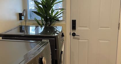 Cozy 2-bedroom urban lair surrounded by parks